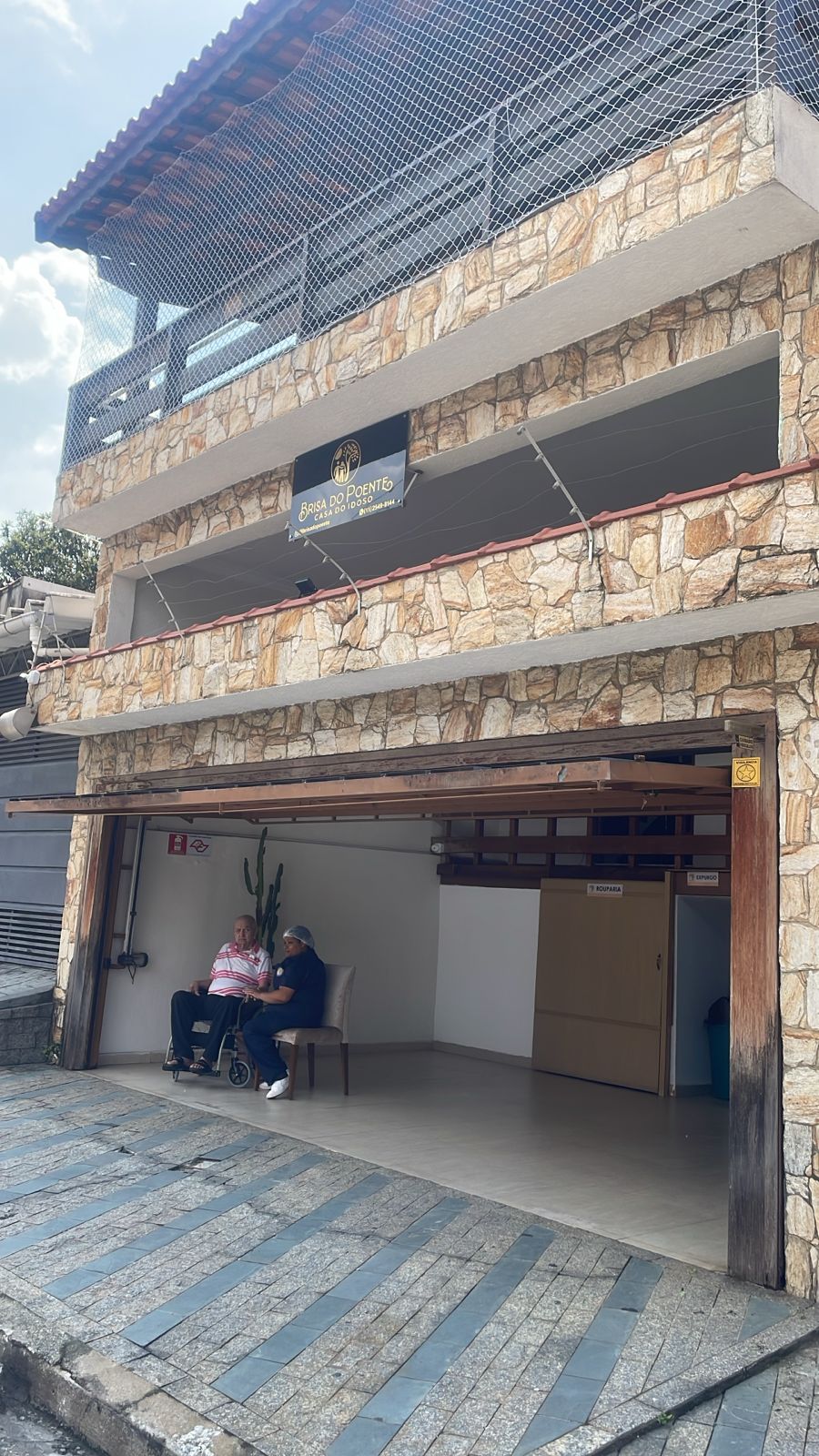 Entrada coberta com espaço de permanência e recepção