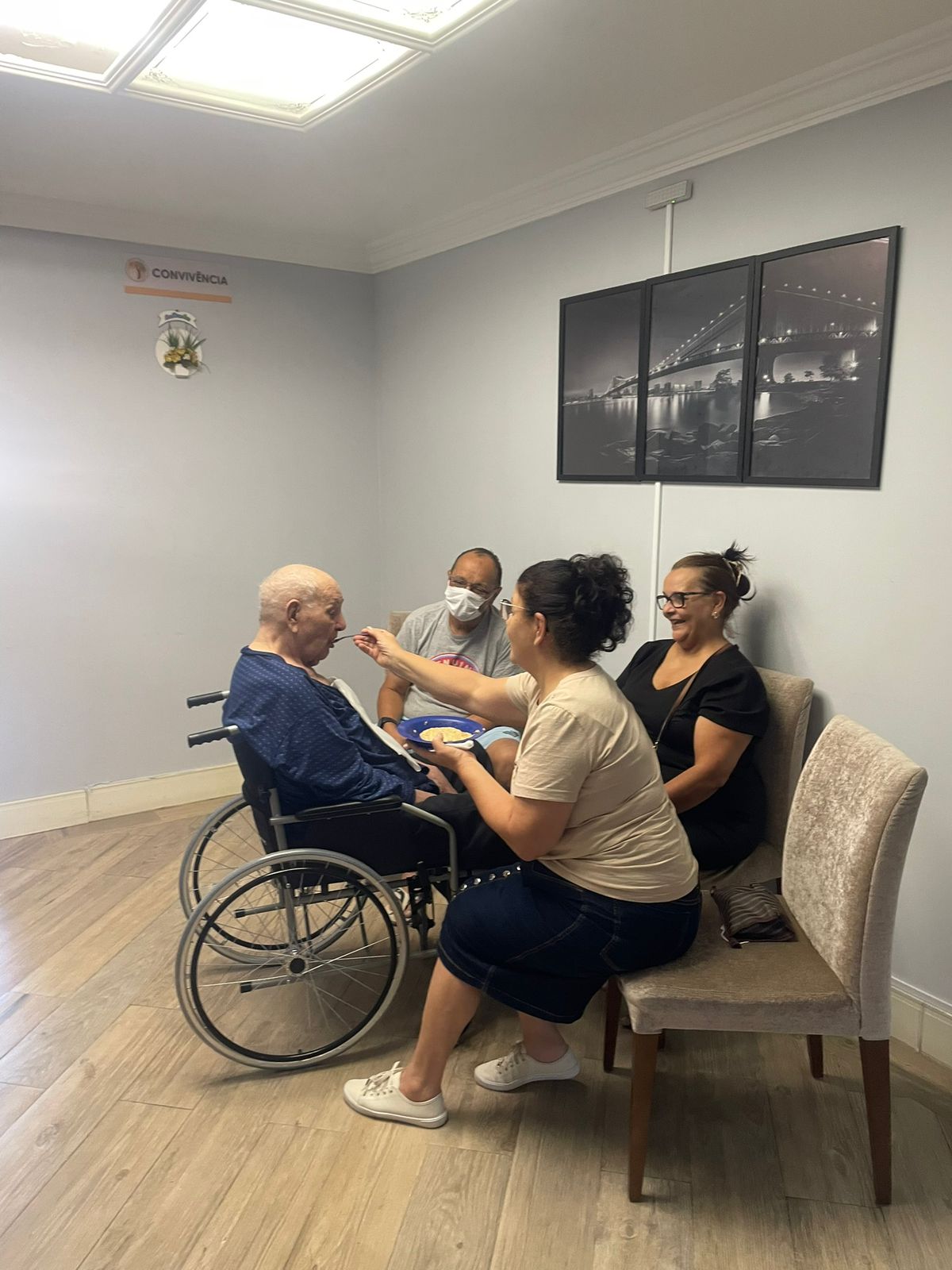 Momento de cuidado e alimentação assistida