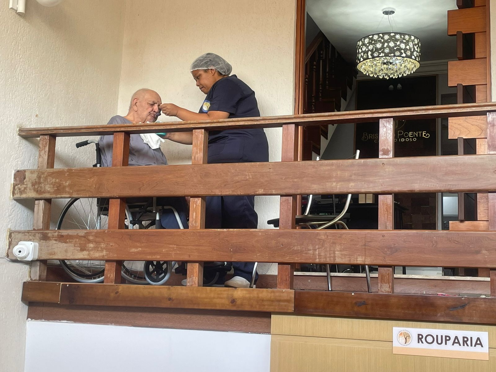 Atenção diária com escuta e presença da equipe