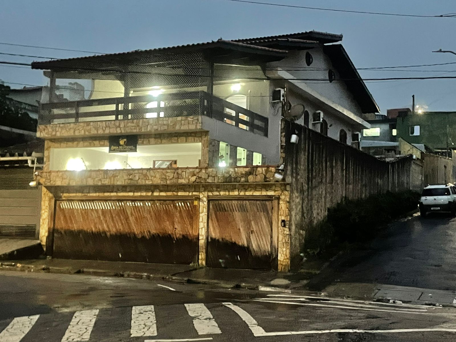 Vista lateral da fachada e acesso externo