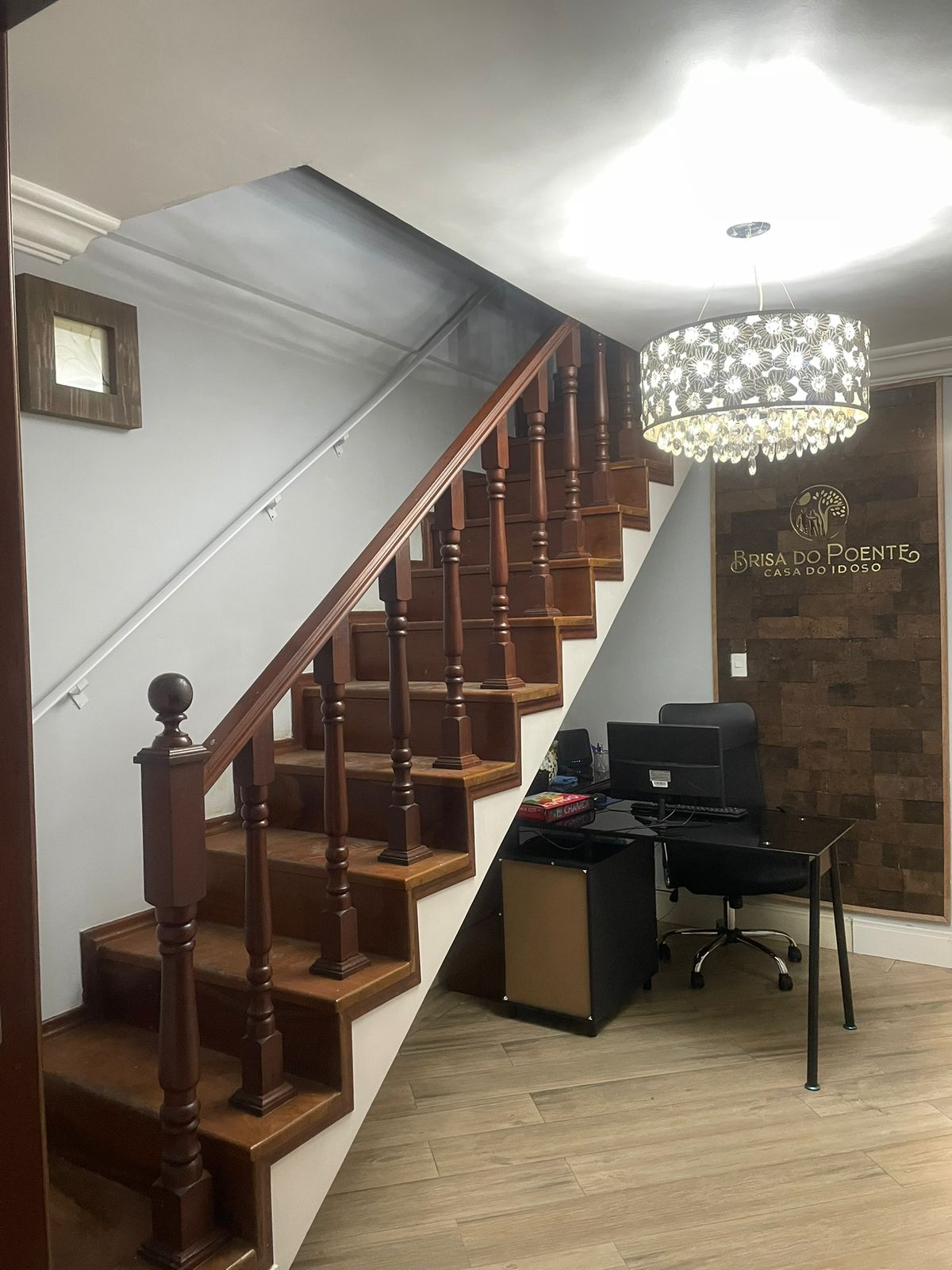 Recepção com escada de acesso ao pavimento superior